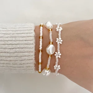 Elize, Moa & Linnea Armband - Pärlarmband!! Köp via Instagram: hn.smycken 💕💕 Fri frakt inom hela Sverige, armbanden är justerbara mha kedja och karbinhake💕