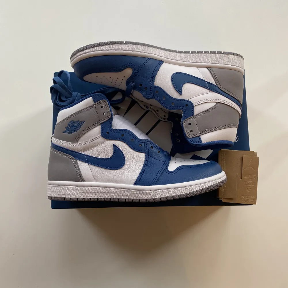 Hej! Jag säljer ett par helt nya Air Jordan 1 High ”True Blue” i storlek 38 för 1800kr ink frakt 💙🤍 Fraktar samma eller dagen efter betalning! 🚚  Skriv gärna vid frågor eller för fler bilder!😊💕. Skor.