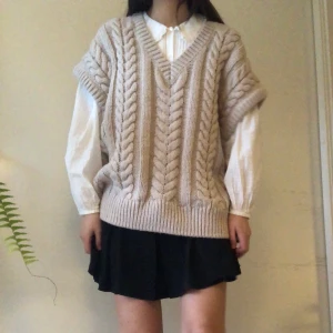 Oversize stickad väst - Mjuk och gosig kabelstickad väst i beige nyans från Lindex. Storlek S/M men väldigt oversize. Fin över en vit blus och med kjol eller jeans till 💓