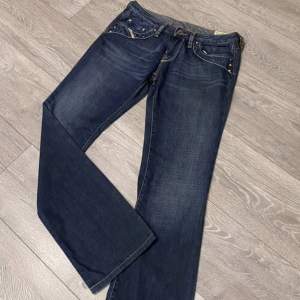 Vintage low waisted diesel jeans bra skick köparen står för frakt