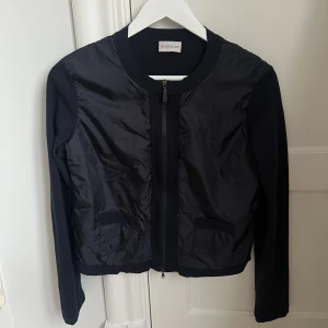 Moncler cardigan  - Moncler cardigan i strl S, har fungerande QR kod, den har ingen logga på armen, säljer direkt för 2100