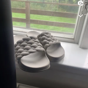 Sandaler/tofflor - Säljer mina fina ”sandaler”!! dem är perfekta att ha på sommarn och när man ska till stranden! tveka inte på att fråga 🎀