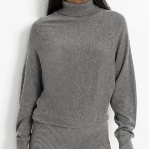 Stickad klänning - En grå stickad poloklänning, HELT NY OANVÄND, storlek 40/42. Jätteskönt material! 