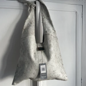 Björn Borg handväska  - Super snygg Björn Borg väska i äkta skin, som aldrig kommit till användning därav sitter prislappen kvar (som ny) 