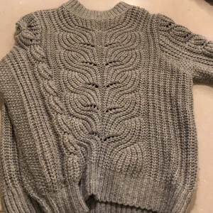 Stickad tröja S - Grå stickad tröja i storlek S.
