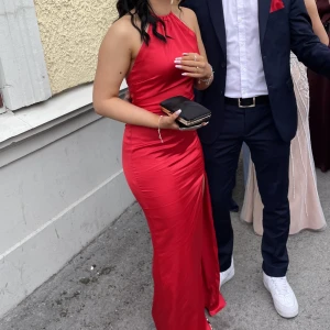 Balklänning  - Säljer nu min superfina röda satin balklänning❣️Endast använd 1 gång och det var på min egen bal i våras och nu är det dags för den att förgylla någon annans bal🌺Köpt på nelly för 749