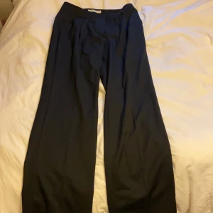 Kostymbyxor  - Svarta kostym byxor i fint skick 