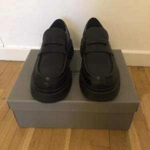 Säljer mina vagabond loafers med platå för dem it kmr till användning(bara använt 3gånger) storleken är 42 men passar oxå till 43