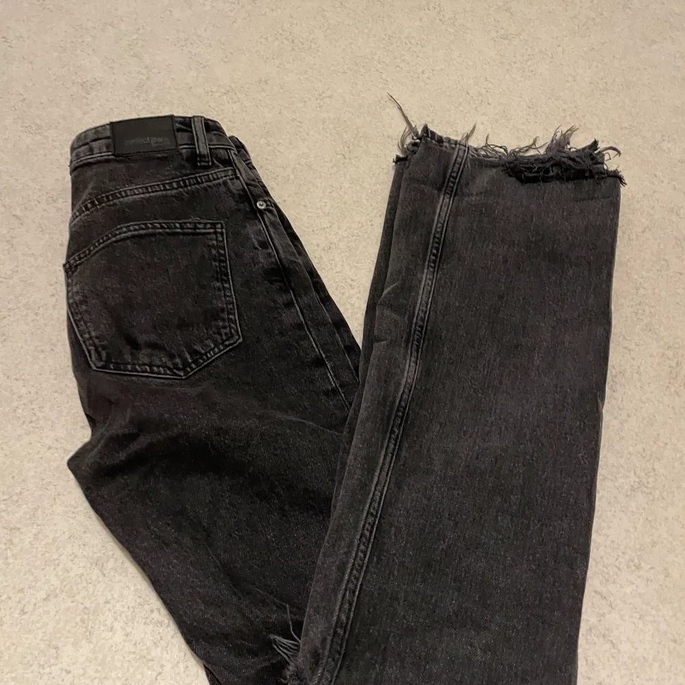 Säljer dessa fina mid waist jeans från Gina❤️  Köparen står för frakt!. Jeans & Byxor.