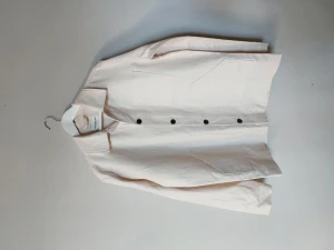 These Glory Days - OVERSHIRT  - Ljusbeige overshirt/jacka från these glory days.   Storlek: L Skick: 9/10 Material: 50% lin, 50% bomull 