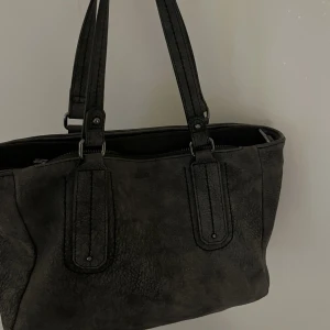 Grå väska - Så najs grå väska!!! Skriv privat för flera bilder💓