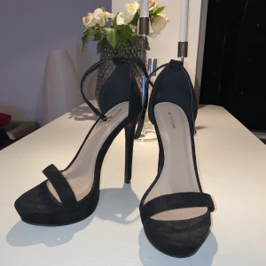 Svarta klackskor PrettyLittleThing stl 36 - Andvänd i nytt skick storlek 36. Pris kan diskuteras. Kan frakta eller mötas upp i Göteborg.