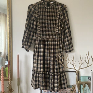 &Other Stories klänning Paris - Som ny. I mycket gott skick. Skickar fler bilder vid intresse. Passar både XS och S. Orginalpris 890 kr. Möts och fraktar.🍀