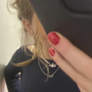 Pärlhalsband - Säljer mitt pärlhalsband som liknar viviennewestwood då den inte kommer till andvändning. 