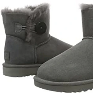 Uggs - Gråa uggs använda till och från en vinter, 7/10 i skick. Skriv privat för bilder om du är seriös. Köpte för ca 2000kr
