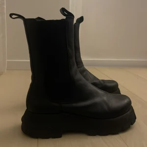 Chelsea boots - Jättefina stövlar/ boots med chunky sula. Köpta på ASOS för ca 1200 kr. Äkta läder vilket gör att de inte går sönder lika lätt. I fint skick.