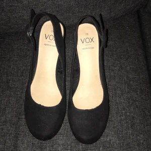 Små klackar - Svarta sammet klackar. Aldrig använda