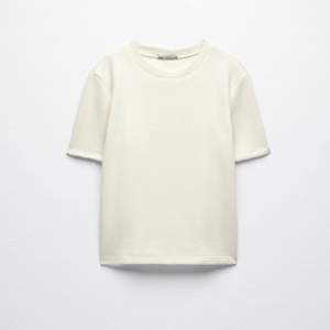 Så fin stickad t-shirt från Zara, knappt använd och i bra skick✨