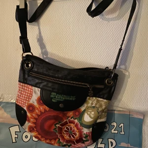 Desigual väska - Super snygg ganska sliten Desigual väska 💯💯💯