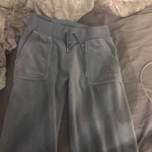 Ljusblåa juicy byxor  - Säljer nu mina ljusbbåa juicy bxyor  Tvättade 1 gång så dem är i väldigt bra skick Säljer den då jag vill köpa en annan färg! Skriv för fler bilder eller frågor! Kan även byta mot rosa i storlek xxs!💕💕