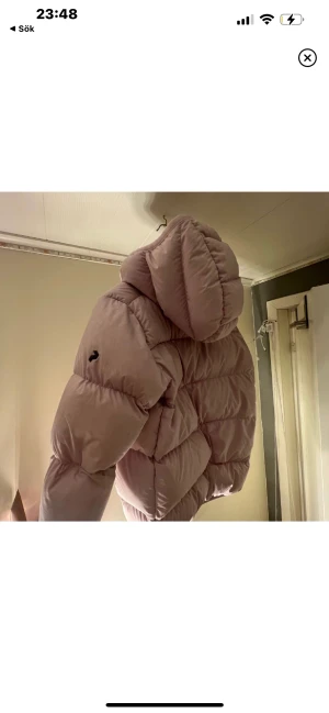 Peak performance jacka - Säljer min super fina och så varma vinter jacka från peak performance💘Den är i bra sick har varit på kemtvätt och tvättats hemma.Inga hål eller märken Slutsåld! Så fin passform Nypris:3500kr