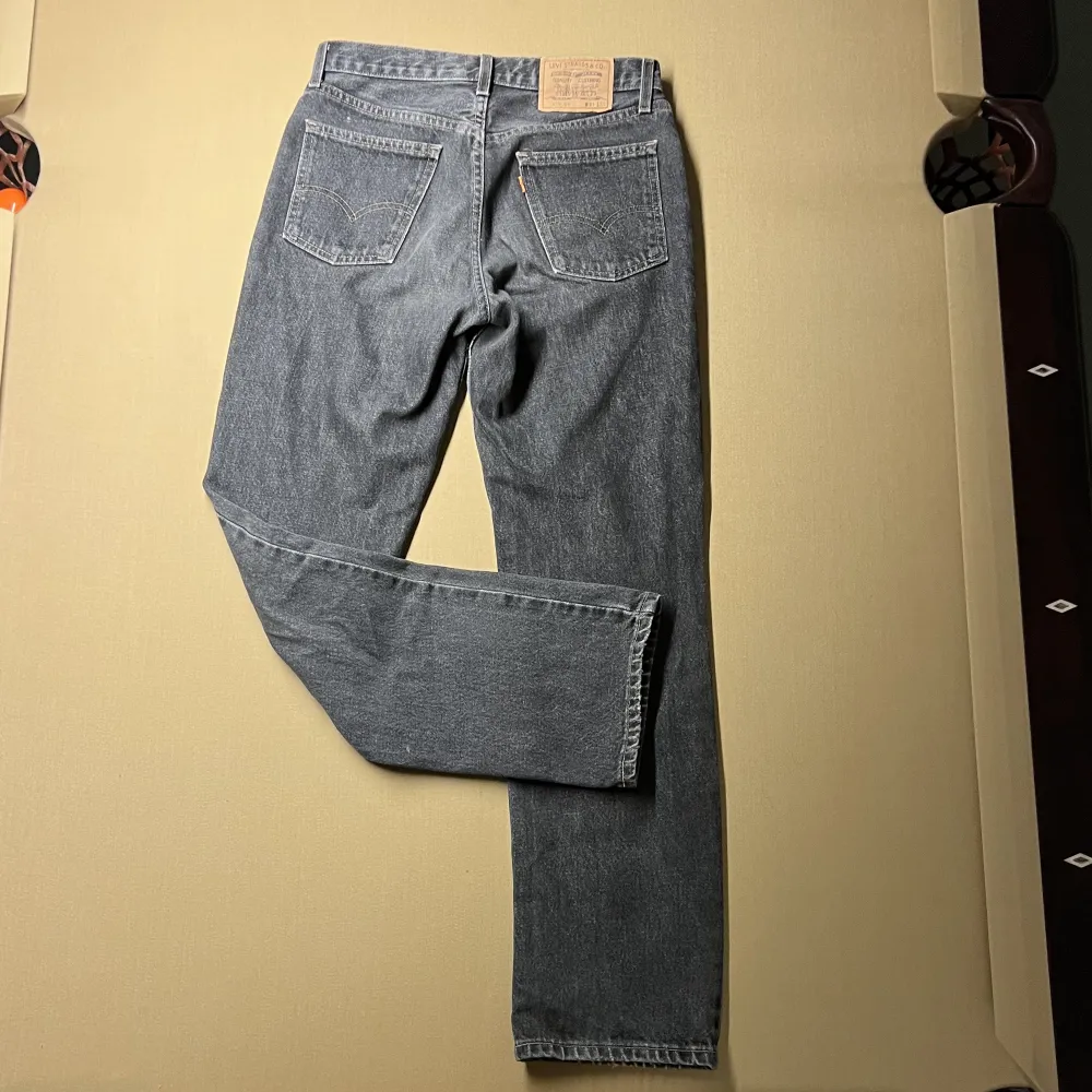 Riktiga vintage Levis jeans. Mörkgrå färg, sitter riktigt bra. 9/10 skick. Riktigt feta jeans. Storlek 31W 32L. Fler frågor kontakta gärna. Jeans & Byxor.