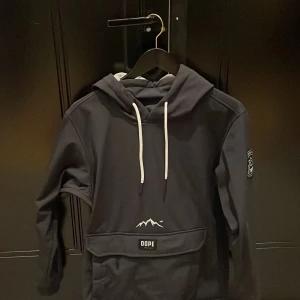 Dope skid jacka  - Säljer min dope skid jacka för den blev för liten. Den är i bra skick undan skador. Nypris 1700 men säljer för 600kr Skriv om frågor ->