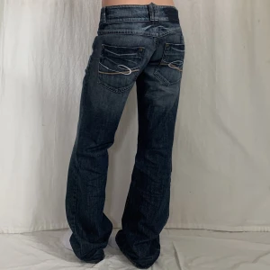 Lågmidjade jeans - Använd köp nu! Midja:88 Innerben:87,5 Jag är 169 med W28 som referens🫶 (Insydda på insidan längst ner)