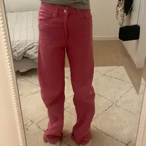 jättefina rosa jeans från H&M som tyvär aldrig kommer till användning
