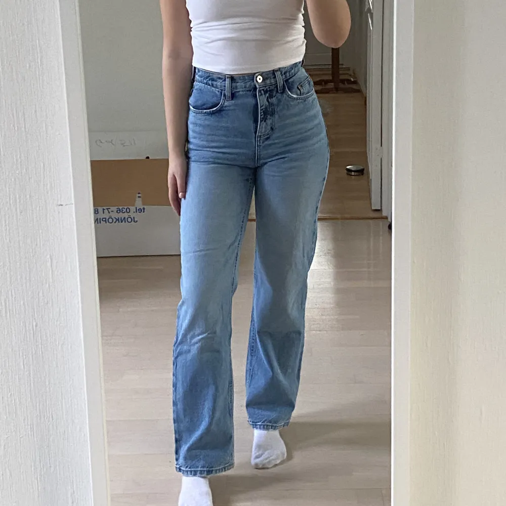 jeans från asos, mid/highwaist. 26/32, längden är perfekt på mig som är 174 cm. Jeans & Byxor.