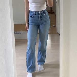 jeans från asos, mid/highwaist. 26/32, längden är perfekt på mig som är 174 cm