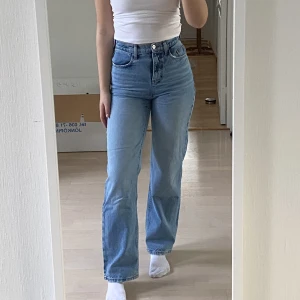 blåa mid waist jeans - jeans från asos, mid/highwaist. 26/32, längden är perfekt på mig som är 174 cm