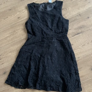 Klänning från vero Moda  - Nyskick