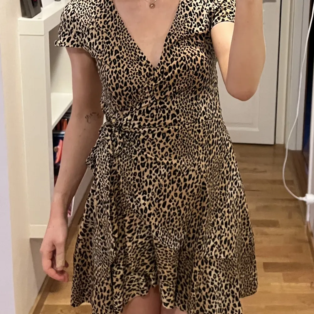 Superfin omlottklänning i leopardmönster från h&m! Jag är 161 cm lång! Storlek 34! *Frakt 54kr, sårbart paket med PostNord!. Klänningar.