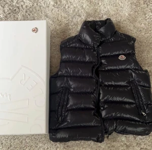 Moncler väst  - Säljer min Moncler väst i modellen tib. Låda och kvitto ingår nypris 6500