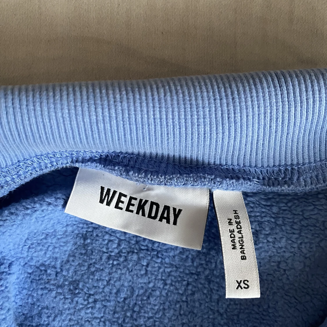 Kortare tröja i vacker blå färg - 90