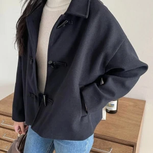 Mörkblå jacka - Jättesnygg mörkblå jacka, storlek L men sitter mer som en M