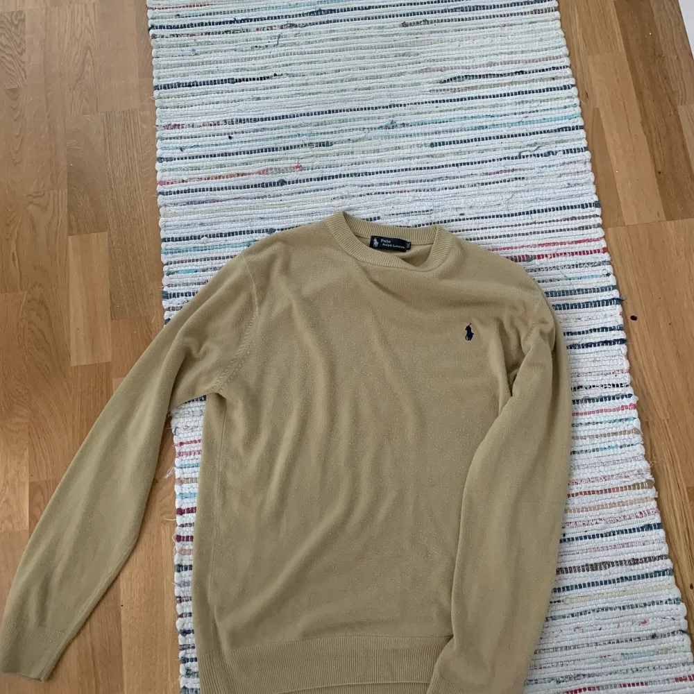 Så fin tröja från Ralph Lauren. Sparsamt använd och i fint skick. Oversized fit. I storlek xxxl men på mig som är L sitter den som på bilden. Frakt tillkommer för 69kr skickar alltid spårbart för att vara säker på att det kommer fram. . Tröjor & Koftor.