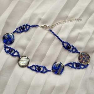 Handgjort justerbart halsband med blåa glaspärlor. Skriv om du har frågor 💕