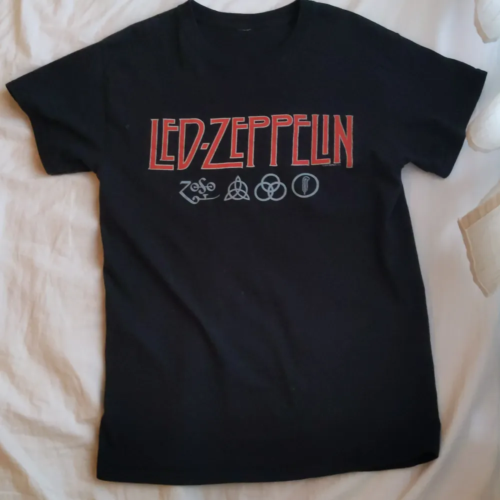 Led Zeppelin t-shirt. Använd men inga defekter. Är 154 och S. Funkar nog för S/M.. T-shirts.