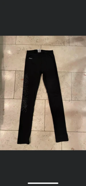 Konståknings byxor  - Ett par konståknings byxor från ICEH i storlek 12-14 år. Dom är användna 2 gånger. Jag som 16 åring kan även ha dom! 