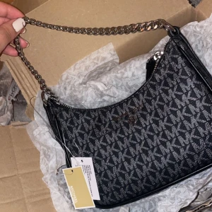 Väska - Säljer denna fina ”Michael Kors jet set” väska som nyligen är köpt men kommer inte till användning. Priset kan diskuteras. 