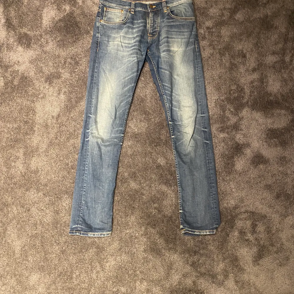 Säljer mina as schyssta nudie jeans i modellen grim Tim. Näst intill oanvända pga fel storlek.  Storlek w32 L34. Endast möten i Göteborg . Jeans & Byxor.