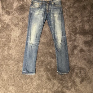 Nudie jeans - Säljer mina as schyssta nudie jeans i modellen grim Tim. Näst intill oanvända pga fel storlek.  Storlek w32 L34. Endast möten i Göteborg 