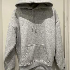 Säljer denna gråa hoodie från bikbok, säljer den för 100kr! Ny pris 399kr💓