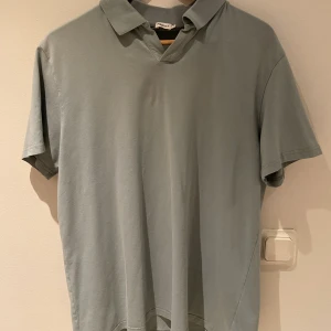 Soft Lycra Polo Tee FILIPPA K - Fin piké fårn Filippa k i XL men sitter som M/L nypris 899 mitt pris 259