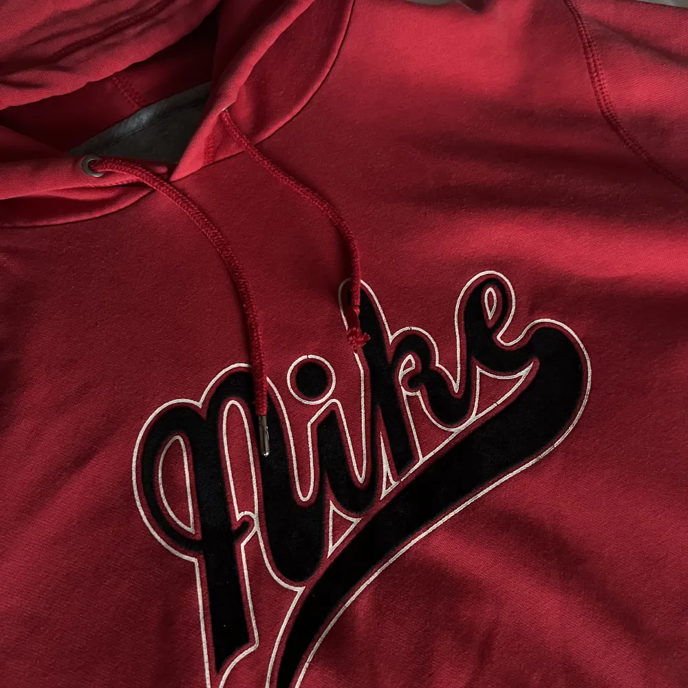 En röd vintage hoodie från Nike. Storlek L, fint skick. 300kr + frakt 66kr ❤️. Hoodies.