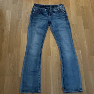 Miss me jeans  - Hej jag säljer mina miss me jeans pga att jag har växt ut dom jag skulle säga att dom sitter som Pepe jeans i passformen och passade mig som var 160 ungefär ❤️hoppas någon blir intressant❤️kan skicka bättre bilder om någon blir intresserad 😍