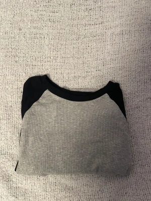 Långärmad tröja - Denna är från shein och har väldigt stretchig kvalite. Skulle säga att den är lite dålig i kvalite men den är snygg och har flared armar. Köpt för runt 80kr och säljer för samma pris eftersom den är använd en gång.