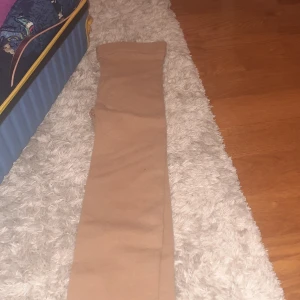 Konståkningsbyxor  - Säljer ett psr konståkningsbyxor i storlek 143-150 cm,12 år, stretchiga från Decathlon i bra skick med lappar under foten! 